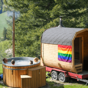 Whirlpool und Sauna in der Natur. Mit Regenbogenflagge.