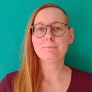 Corinna mit langen Haaren und SideCut und Brille