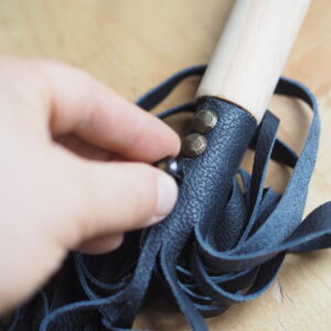 Nieten werden beim Flogger Bau Workshop eingesetzt