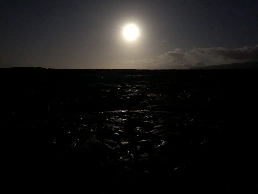Mond über einer dunklen Landschaft