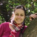 Nadia mit Schal am Baum